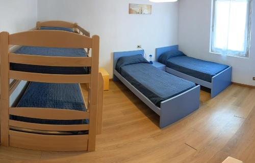 2 twin beds, 1 bunk bed