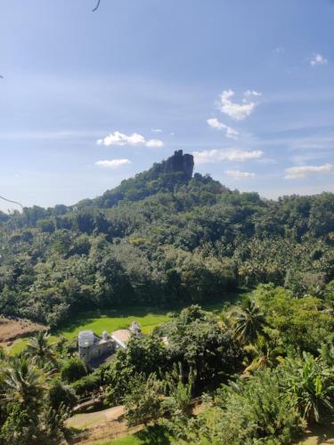 주변 명소, Kaba Saradiel in 마와넬라
