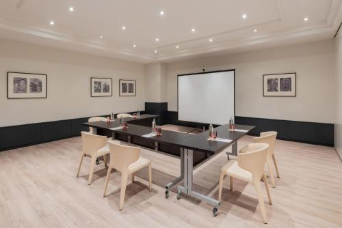 Tryp Madrid Alameda Aeropuerto Hotel - image 4