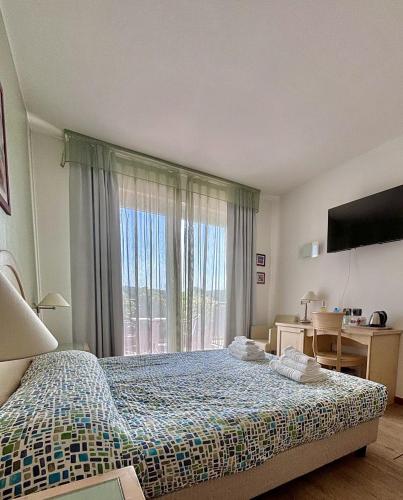 Double Room image 3