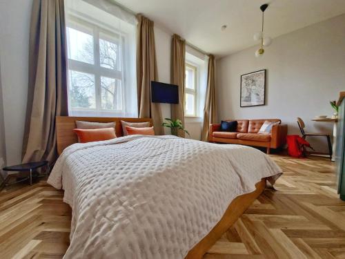 Quiet Warm studio, 5 min to Metro A, airport link, fast Wi-Fi, Prag