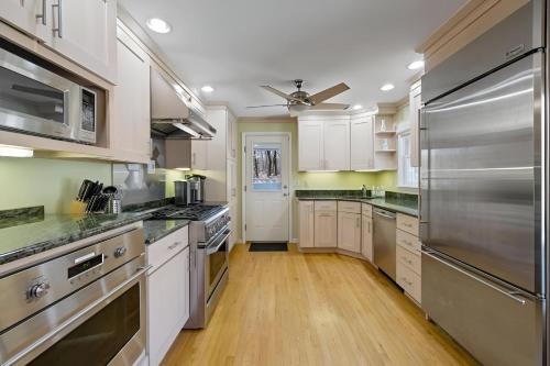 Spacious Home with Pool, Hot Tub, Mins to Parks Skiing in Monroe, USA