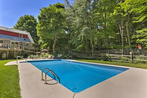 Spacious Home with Pool, Hot Tub, Mins to Parks Skiing in Monroe, USA