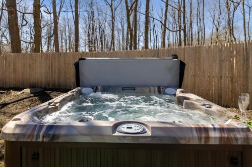 Spacious Home with Pool, Hot Tub, Mins to Parks Skiing in Monroe, USA