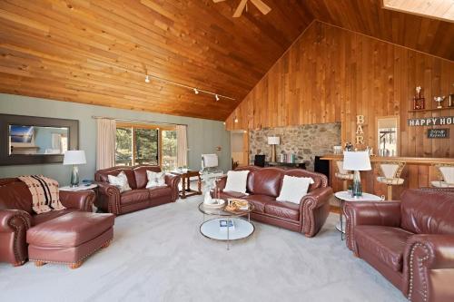 Spacious Home with Pool, Hot Tub, Mins to Parks Skiing in Monroe, USA