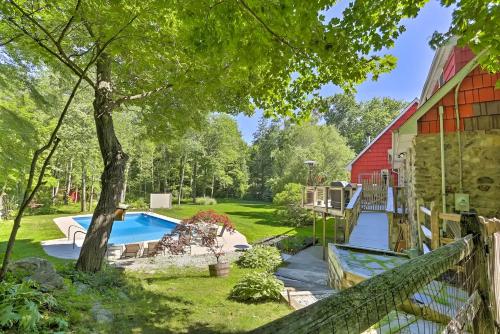Spacious Home with Pool, Hot Tub, Mins to Parks Skiing in Monroe, USA