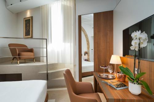 Deluxe Double Room with Side Sea View image 10