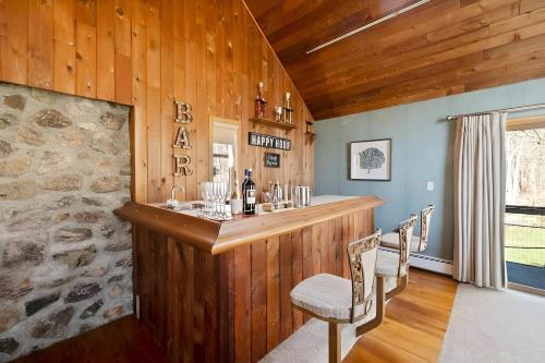 Spacious Home with Pool, Hot Tub, Mins to Parks Skiing in Monroe, USA