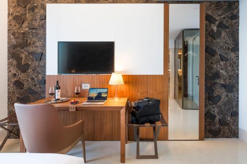 Double Room with Sea View image 10
