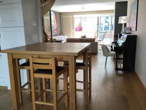 Παροχές, Chez Sonia in Granville