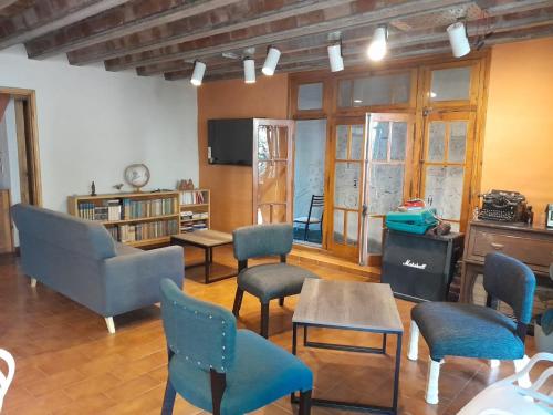 Shared lounge/TV area, Arpegio Hostel in San Rafael