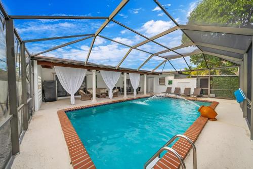 Luxurious Miami Vacation Home with Pool 5BR suites in Cutler Bay, USA
