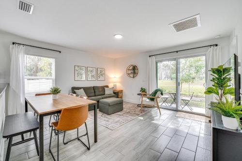 Modern Florida Bungalow 3 Miles to Winter Garden! in Montverde, USA
