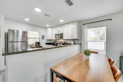 Modern Florida Bungalow 3 Miles to Winter Garden! in Montverde, USA