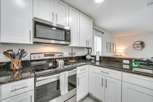 Modern Florida Bungalow 3 Miles to Winter Garden! near Brandy Lake