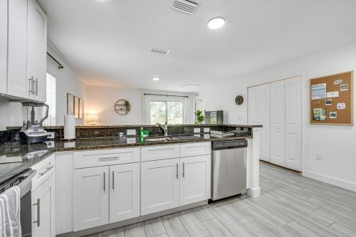 Modern Florida Bungalow 3 Miles to Winter Garden! near Brandy Lake