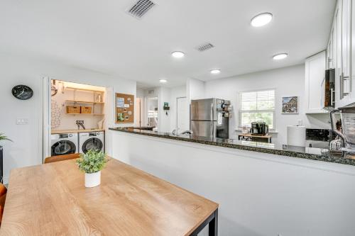 Modern Florida Bungalow 3 Miles to Winter Garden! near Brandy Lake