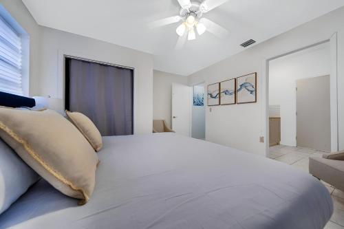 Luxurious Miami Vacation Home with Pool 5BR suites in Cutler Bay, USA