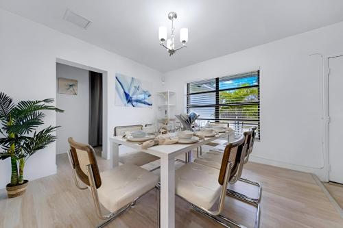 Luxurious Miami Vacation Home with Pool 5BR suites in Cutler Bay, USA