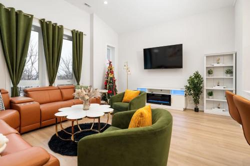 Modern 3BR Stay Near DT CHI thumb 3