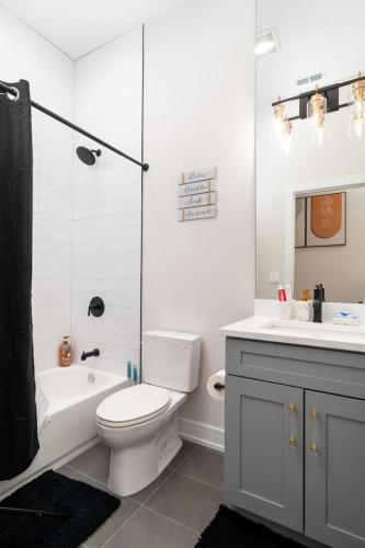 Modern 3BR Stay Near DT CHI thumb 4