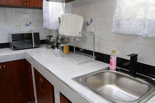 Serenity Found 2 Bed Haven with Private Balcony in Γουακισο