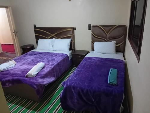 1 double bed, 1 twin bed