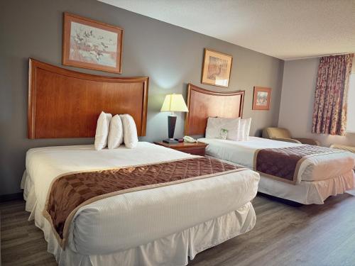 Lake Tree Inn & Suites - image 9
