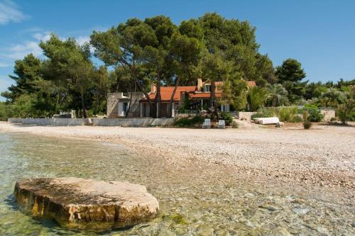 Exclusive Beachfront Villa with Pool for 8 at Island Brač - image 2