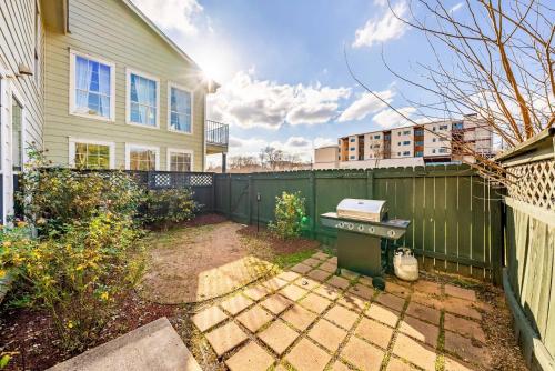Cozy 8BR Family Home with Backyard in Austin, USA