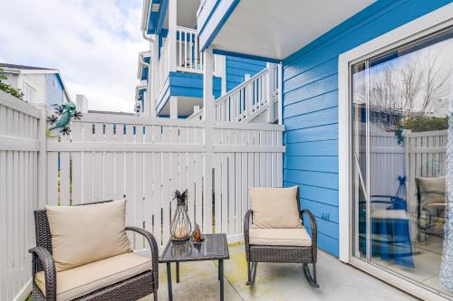 Less Than 1 Mi to Beach Galveston Condo with Fenced Patio