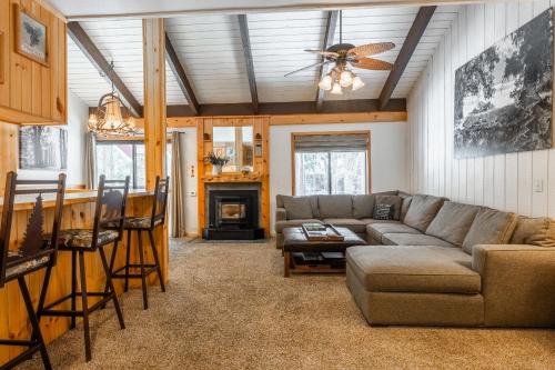 Sunshine Village #108- 1 +Loft , Sleeps 6. Steps from Free Town Shuttle ,Dog Friendly
