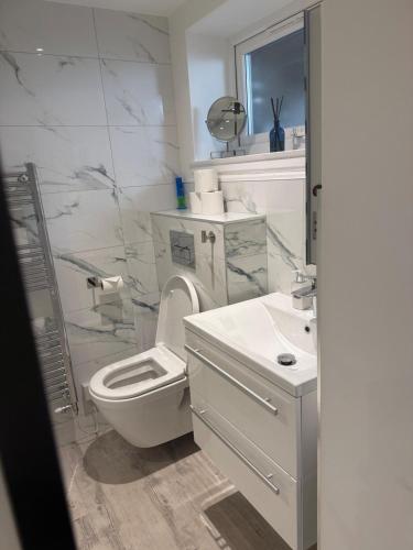 Large 1 bedroom self contained garden flat, Windsor (Foto 9)