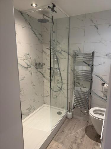 Large 1 bedroom self contained garden flat, Windsor (Foto 10)