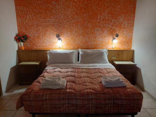 1 queen bed, 1 twin bed