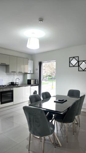 Duplex 3 Bed Apt with patio in Camden WR202