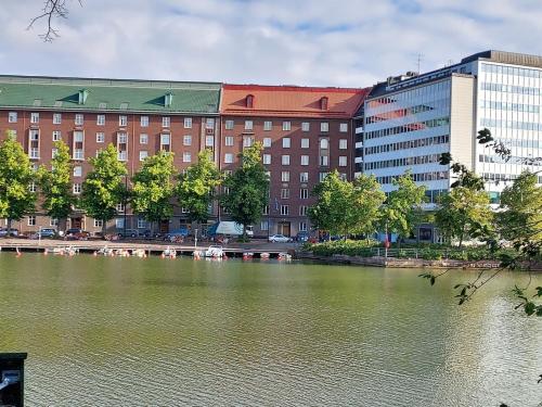 Spacious studio by the sea 41 m2 in Hakaniemi