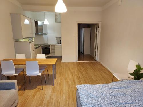 Spacious studio by the sea 41 m2 in Hakaniemi