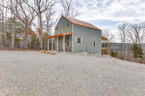 Covered Porch & Fire Pit: Cabin in Richland