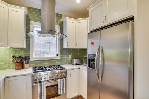 5 Mi to Oregon Zoo Spacious Retreat with Patio