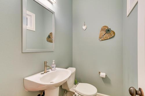 5 Mi to Oregon Zoo Spacious Retreat with Patio