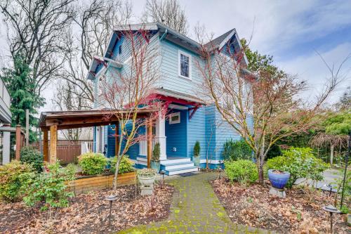 5 Mi to Oregon Zoo Spacious Retreat with Patio