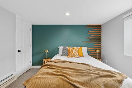 Urban Hideaway - Charming 2 Bedroom Apartment Close to Denver's Best Attractions in Northeast Park Hill