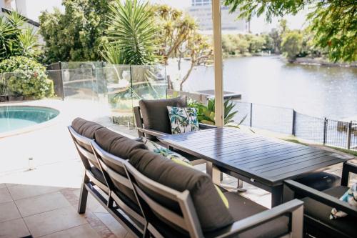 Riverfront Retreat Family Getaway 4BR with Pool in Bundall