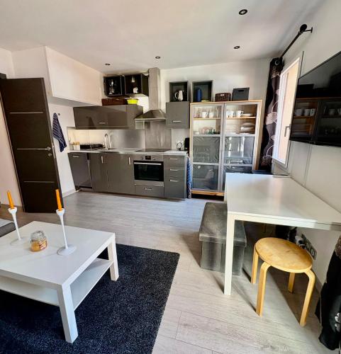 Appartement moderne et entierement renove en plein cœur du village, chambre separee, balcon vue mont in Les Brevieres