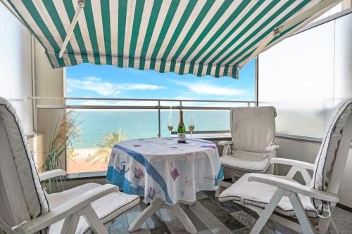 La Prom - a two bedroom apartment with a sea view