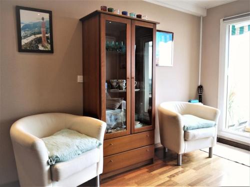 La Prom - a two bedroom apartment with a sea view - image 2