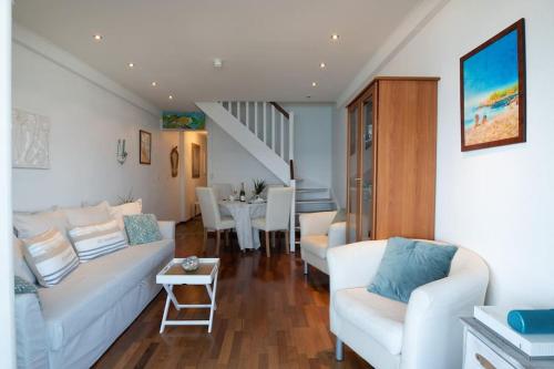 La Prom - a two bedroom apartment with a sea view - image 11