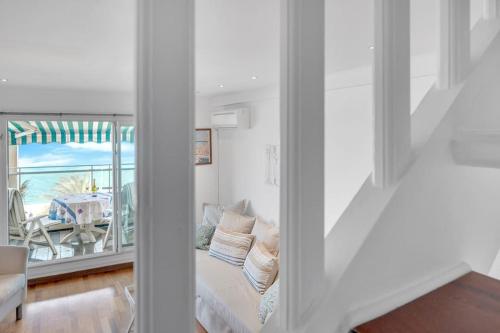 La Prom - a two bedroom apartment with a sea view - image 7