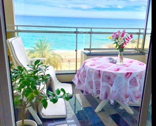 La Prom - a two bedroom apartment with a sea view - image 14